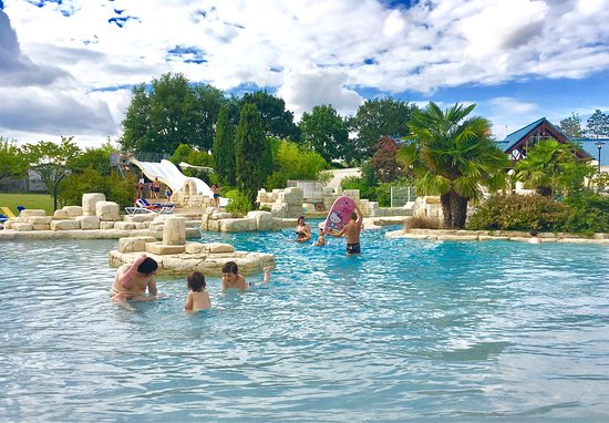 Camping Castel Parc de Fierbois près du Zoo de Beauval : un lieu touristique du Val de Loire à visiter !